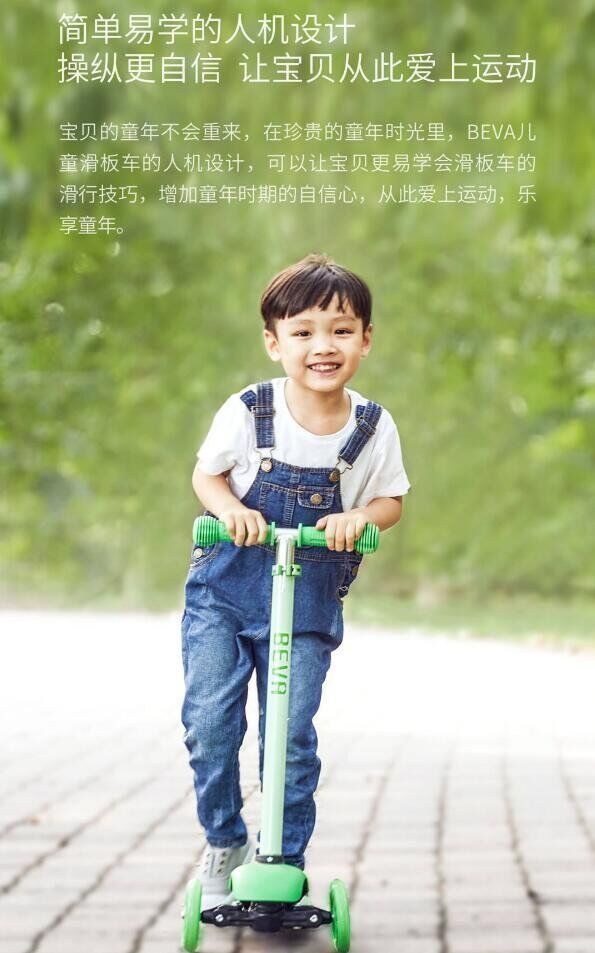Мальчик с самокатом Xiaomi