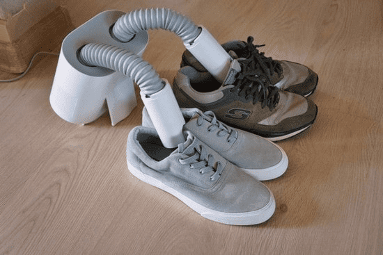 Пример сушки двух пар обуви в сушилке Deerma HX10